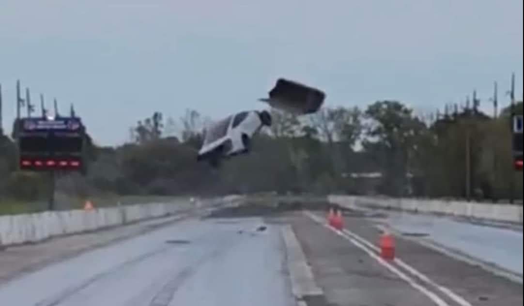 فورد موستنج 2023 جديدة تطير في حادث أثناء سباقات التسارع فورد موستانج 2023