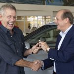 تويوتا تهدي سيارة هايلاندر 2023 جديدة لصاحب هايلاندر 2006 التي تجاوزت المليون ميل! تويوتا تهدي سيارة هايلاندر 2023 جديدة لصاحب هايلاندر 2006 التي تجاوزت المليون ميل! 1