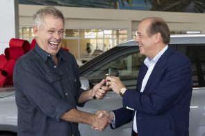 تويوتا تهدي سيارة هايلاندر 2023 جديدة لصاحب هايلاندر 2006 التي تجاوزت المليون ميل! تويوتا تهدي سيارة هايلاندر 2023 جديدة لصاحب هايلاندر 2006 التي تجاوزت المليون ميل! 12