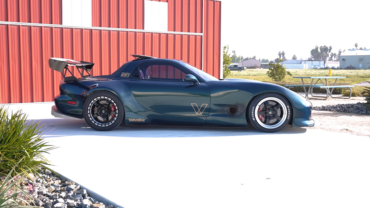 مازدا RX7 معدلة بقوة 1,000 حصان تواجه جراند شيروكي تراكهوك في سباقات التسارع جيب جراند شيروكي تراكهوك ومازدا RX7 بقوة 1,000 حصان