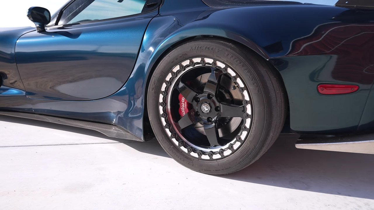 مازدا RX7 معدلة بقوة 1,000 حصان تواجه جراند شيروكي تراكهوك في سباقات التسارع جيب جراند شيروكي تراكهوك ومازدا RX7 بقوة 1,000 حصان