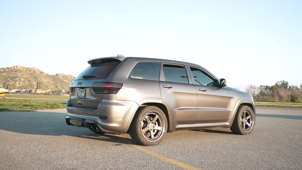 مازدا RX7 معدلة بقوة 1,000 حصان تواجه جراند شيروكي تراكهوك في سباقات التسارع مازدا RX7 معدلة بقوة 1,000 حصان تواجه جراند شيروكي تراكهوك في سباقات التسارع 4