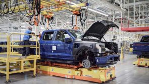 فورد تعزز إنتاج المركبات الشهيرة مثل F-150 لايتينج لتلبية طلبات العملاء 2