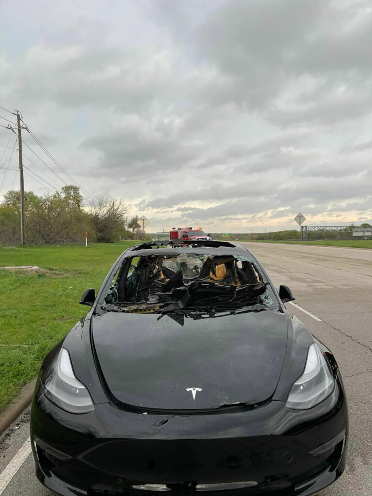 اشتعال داخلية تيسلا موديل 3 بشكل مفاجئ بعد مغادرة مركز صيانة اشتعال داخلية تيسلا موديل 3