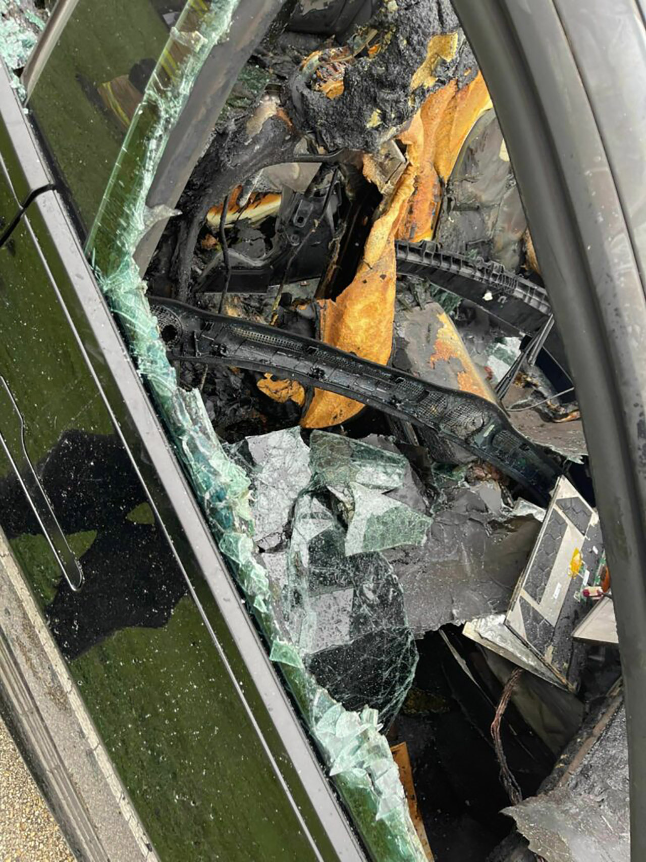 اشتعال داخلية تيسلا موديل 3 بشكل مفاجئ بعد مغادرة مركز صيانة اشتعال داخلية تيسلا موديل 3