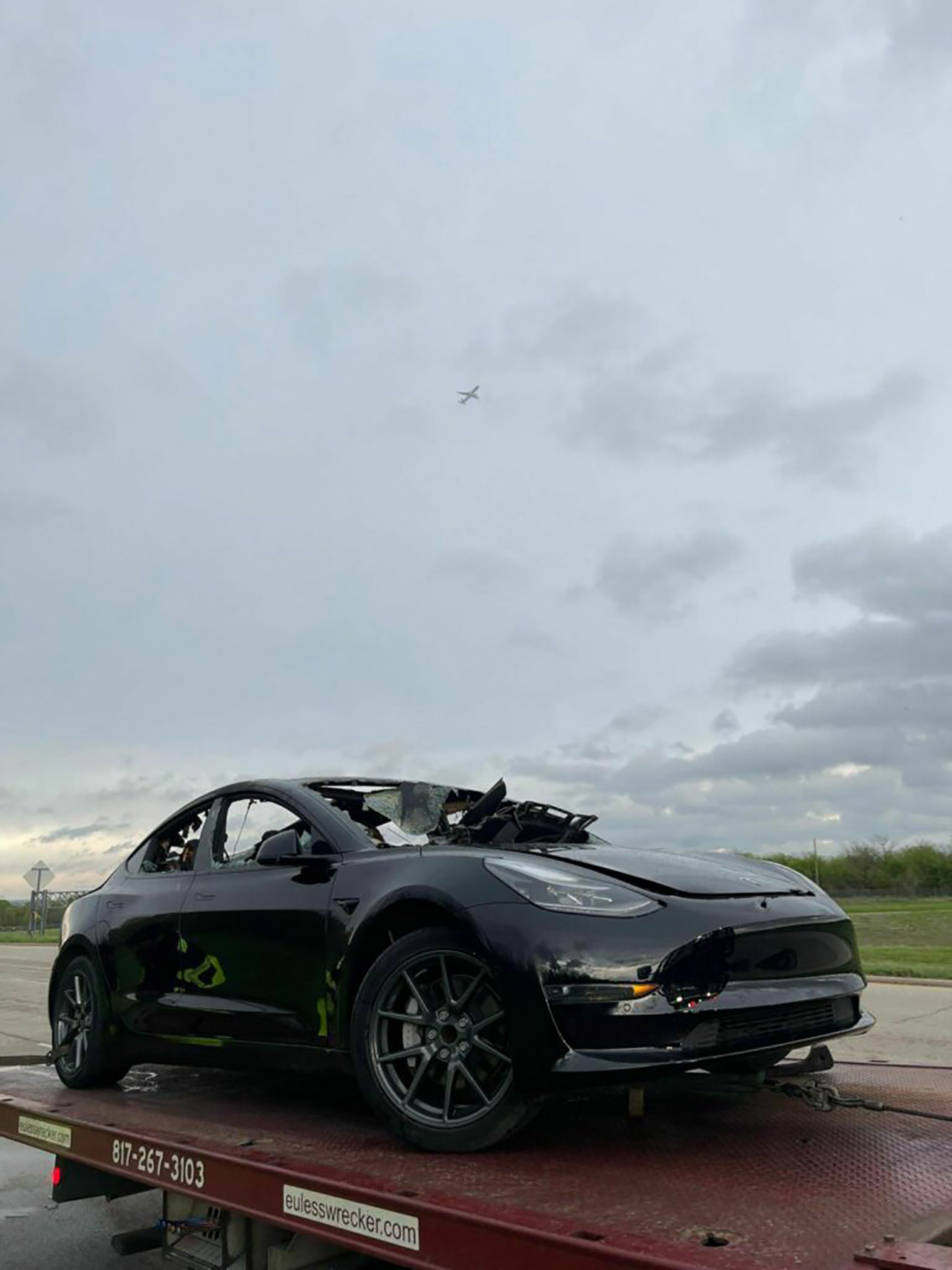 اشتعال داخلية تيسلا موديل 3 بشكل مفاجئ بعد مغادرة مركز صيانة اشتعال داخلية تيسلا موديل 3