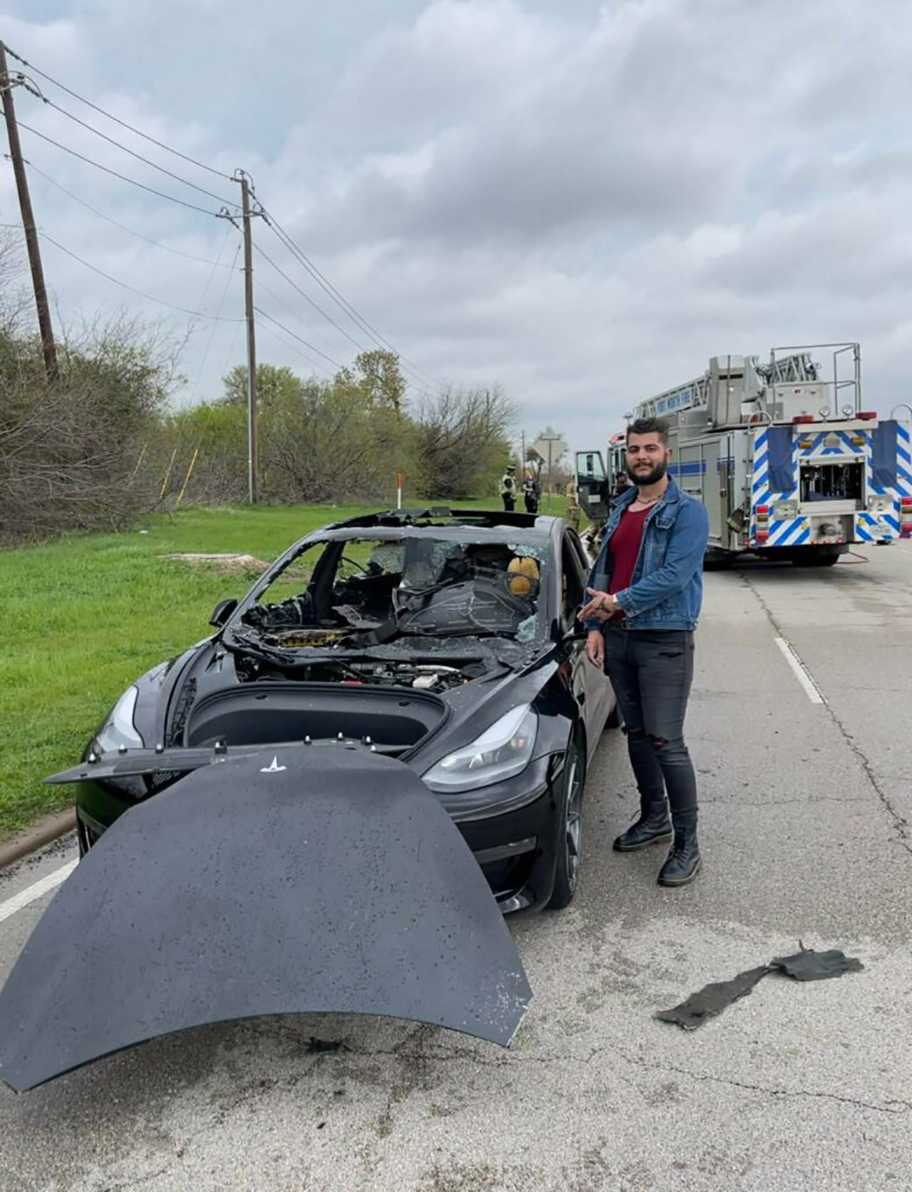 اشتعال داخلية تيسلا موديل 3 بشكل مفاجئ بعد مغادرة مركز صيانة اشتعال داخلية تيسلا موديل 3