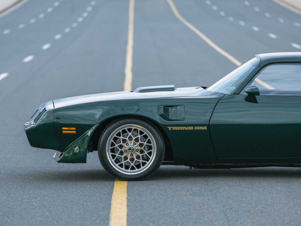 بونتياك فايربيرد ترانس آم 1979 تحصل على عملية تجديد شاملة بمحرك V8 حديث بونتياك فايربيرد