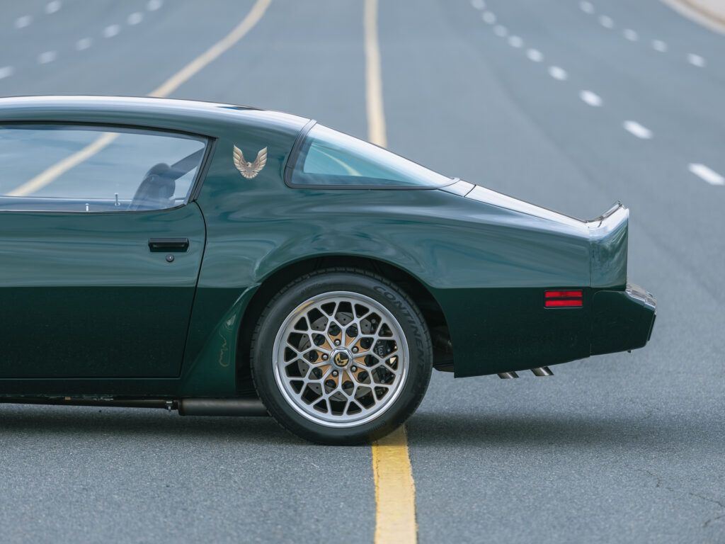 بونتياك فايربيرد ترانس آم 1979 تحصل على عملية تجديد شاملة بمحرك V8 حديث بونتياك فايربيرد