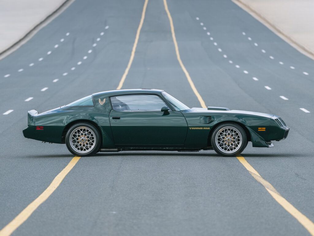 بونتياك فايربيرد ترانس آم 1979 تحصل على عملية تجديد شاملة بمحرك V8 حديث بونتياك فايربيرد