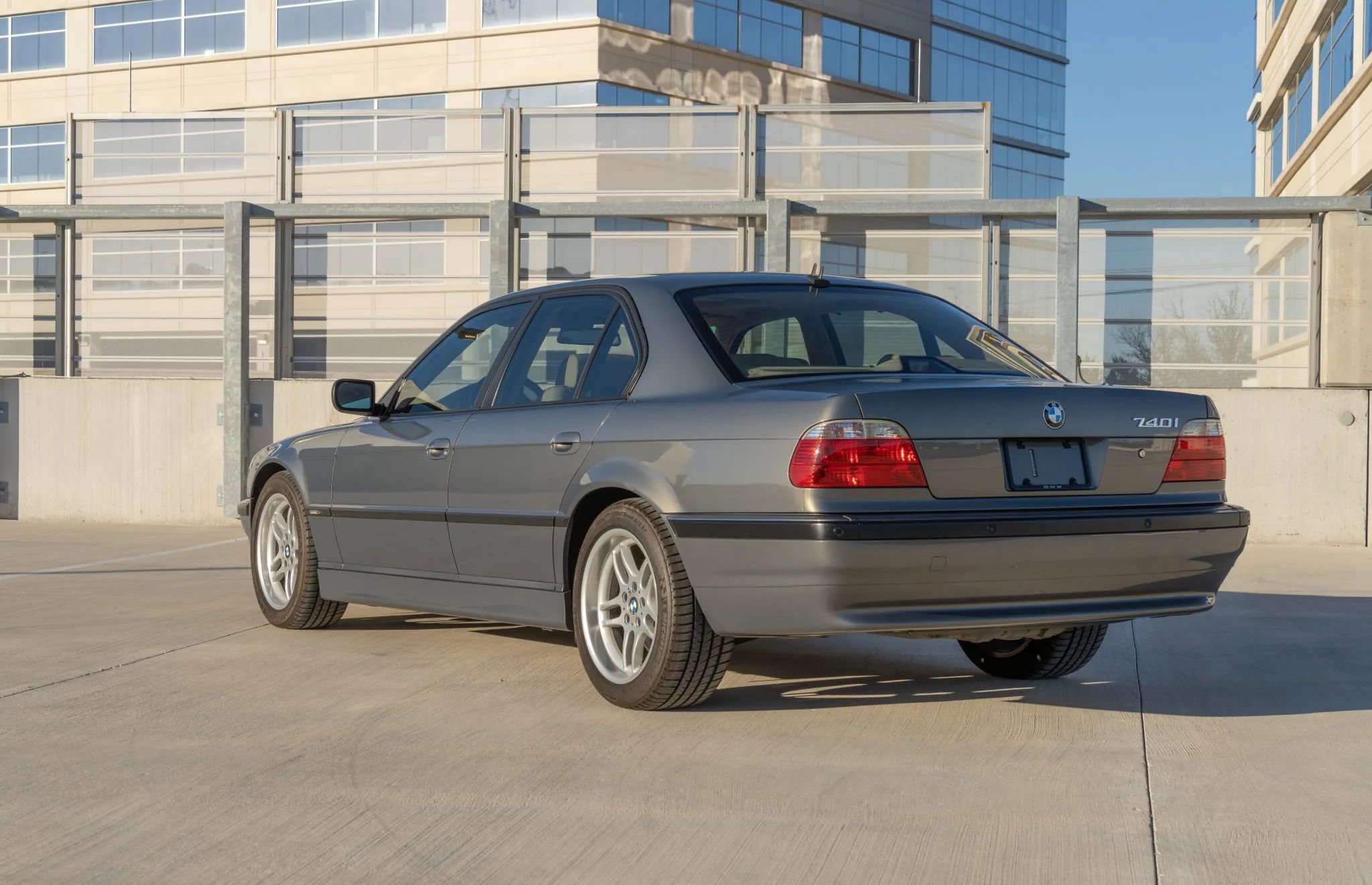 تعرف على أبرز 10 سيارات سيدان من بي ام دبليو على الإطلاق بي ام دبليو الفئة السابعة E38