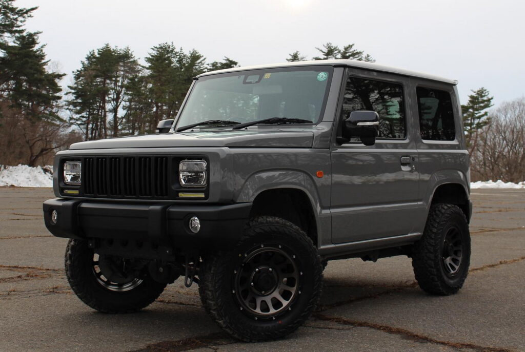 سوزوكي جمني تتحول إلى جيب شيروكي XJ بعد تعديلات يابانية سوزوكي جمني بمظهر جيب شيروكي XJ
