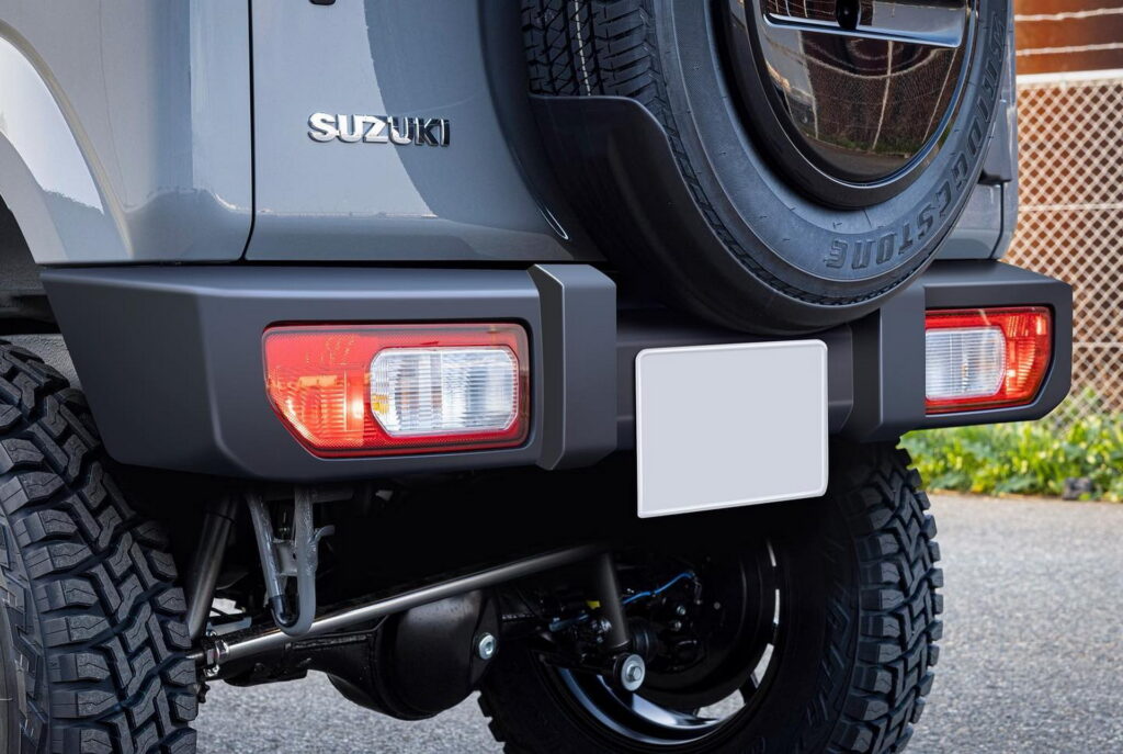 سوزوكي جمني تتحول إلى جيب شيروكي XJ بعد تعديلات يابانية سوزوكي جمني بمظهر جيب شيروكي XJ