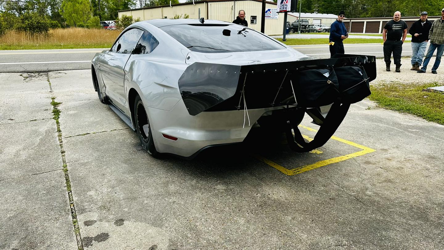 فورد موستنج 2023 جديدة تطير في حادث أثناء سباقات التسارع فورد موستنج 2023 جديدة تطير في حادث أثناء سباقات التسارع 11