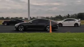 كيا ستينجر تواجه موستنج GT وهوندا سيفيك تايب آر في سباقات التسارع كيا ستينجر تواجه موستنج GT وهوندا سيفيك تايب آر في سباقات التسارع 1