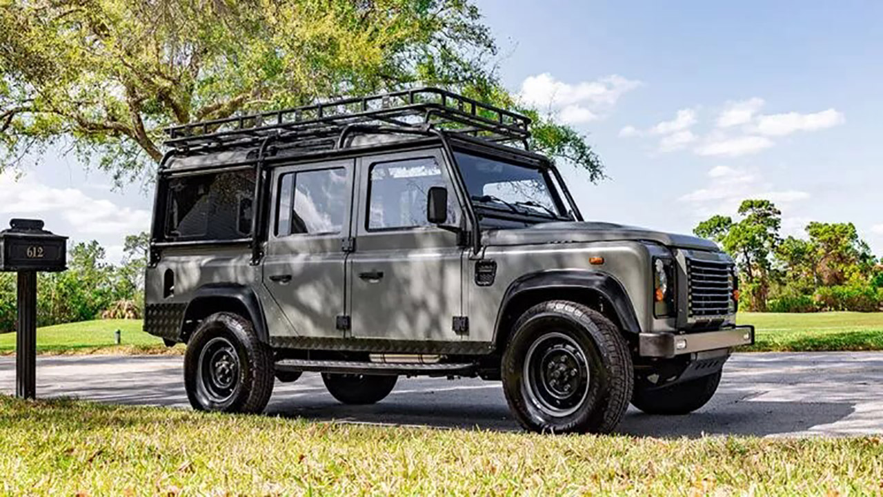 لاندروفر ديفندر 110 الكلاسيكية تحصل على محرك تيسلا الكهربائي! لاندروفر ديفندر 110