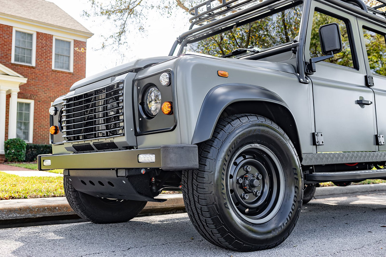 لاندروفر ديفندر 110 الكلاسيكية تحصل على محرك تيسلا الكهربائي! لاندروفر ديفندر 110