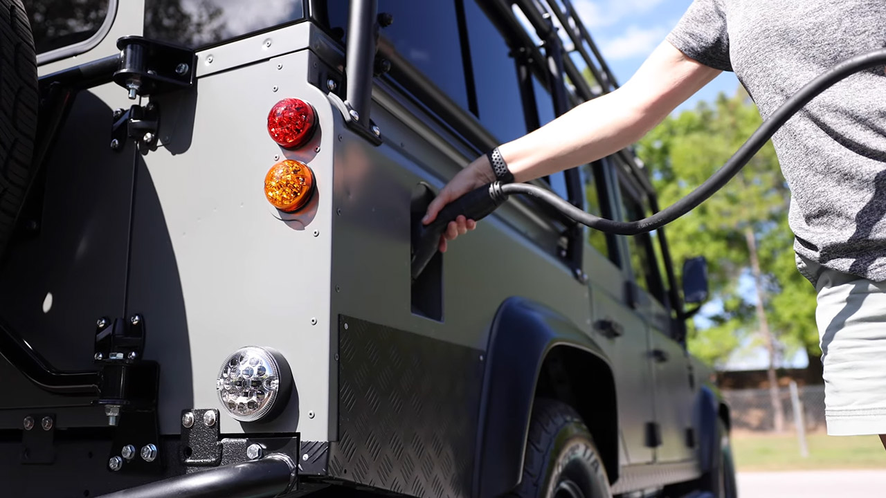 لاندروفر ديفندر 110 الكلاسيكية تحصل على محرك تيسلا الكهربائي! لاندروفر ديفندر 110