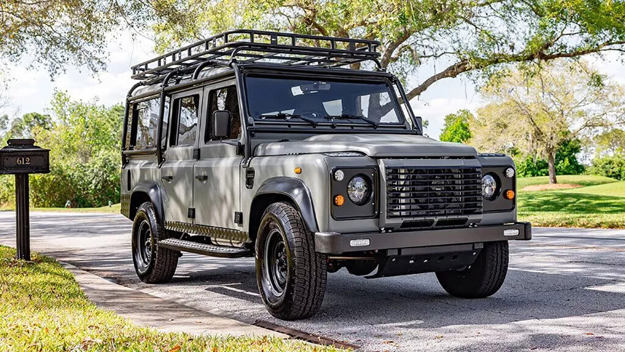 لاندروفر ديفندر 110 الكلاسيكية تحصل على محرك تيسلا الكهربائي! لاندروفر ديفندر 110