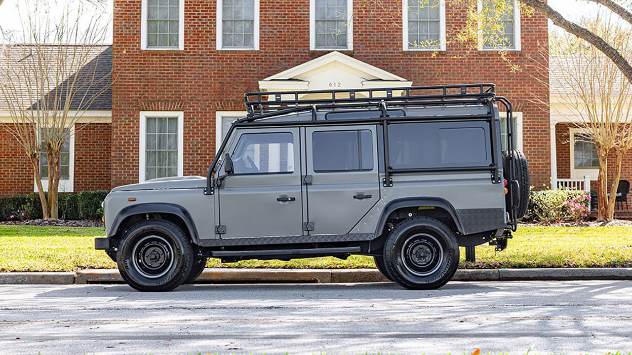 لاندروفر ديفندر 110 الكلاسيكية تحصل على محرك تيسلا الكهربائي! لاندروفر ديفندر 110