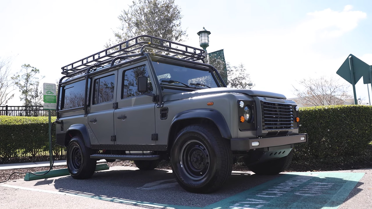 لاندروفر ديفندر 110 الكلاسيكية تحصل على محرك تيسلا الكهربائي! لاندروفر ديفندر 110