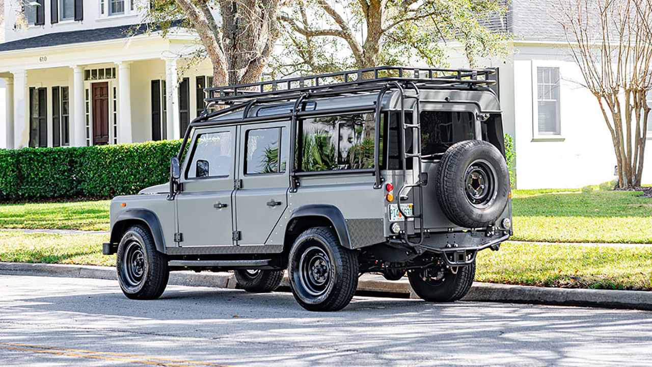 لاندروفر ديفندر 110 الكلاسيكية تحصل على محرك تيسلا الكهربائي! لاندروفر ديفندر 110