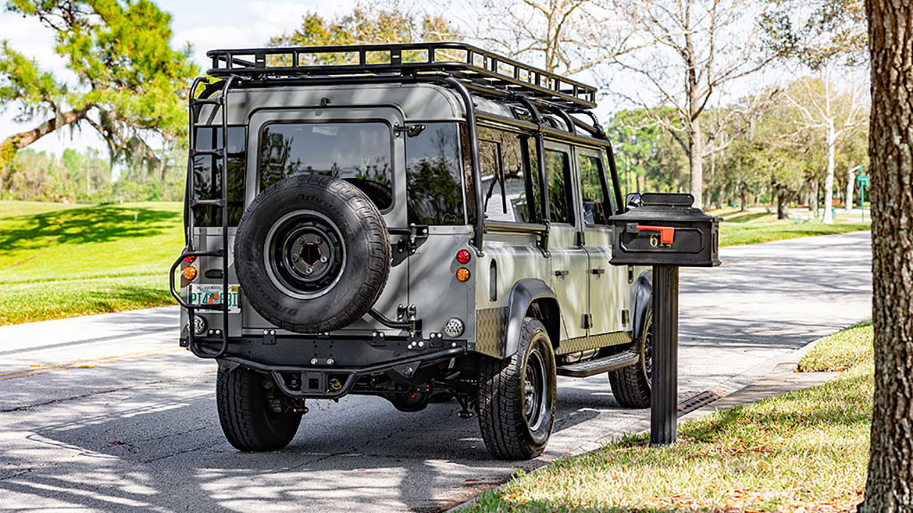 لاندروفر ديفندر 110 الكلاسيكية تحصل على محرك تيسلا الكهربائي! لاندروفر ديفندر 110