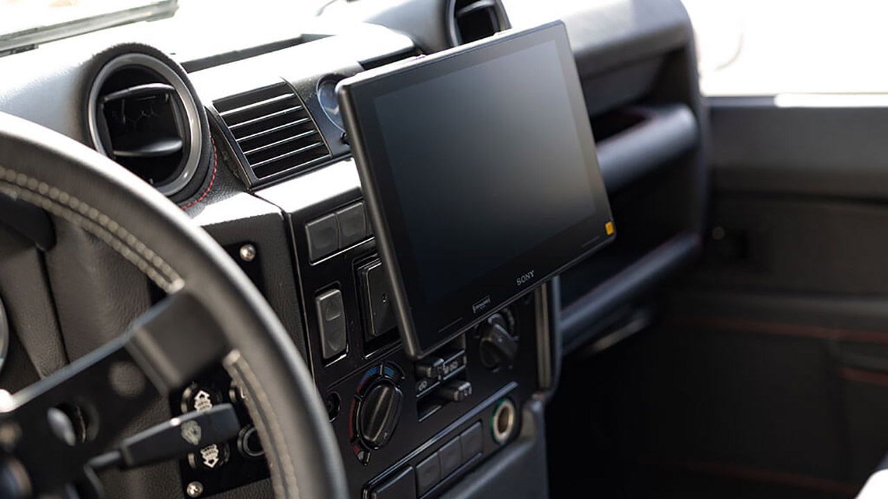 لاندروفر ديفندر 110 الكلاسيكية تحصل على محرك تيسلا الكهربائي! لاندروفر ديفندر 110