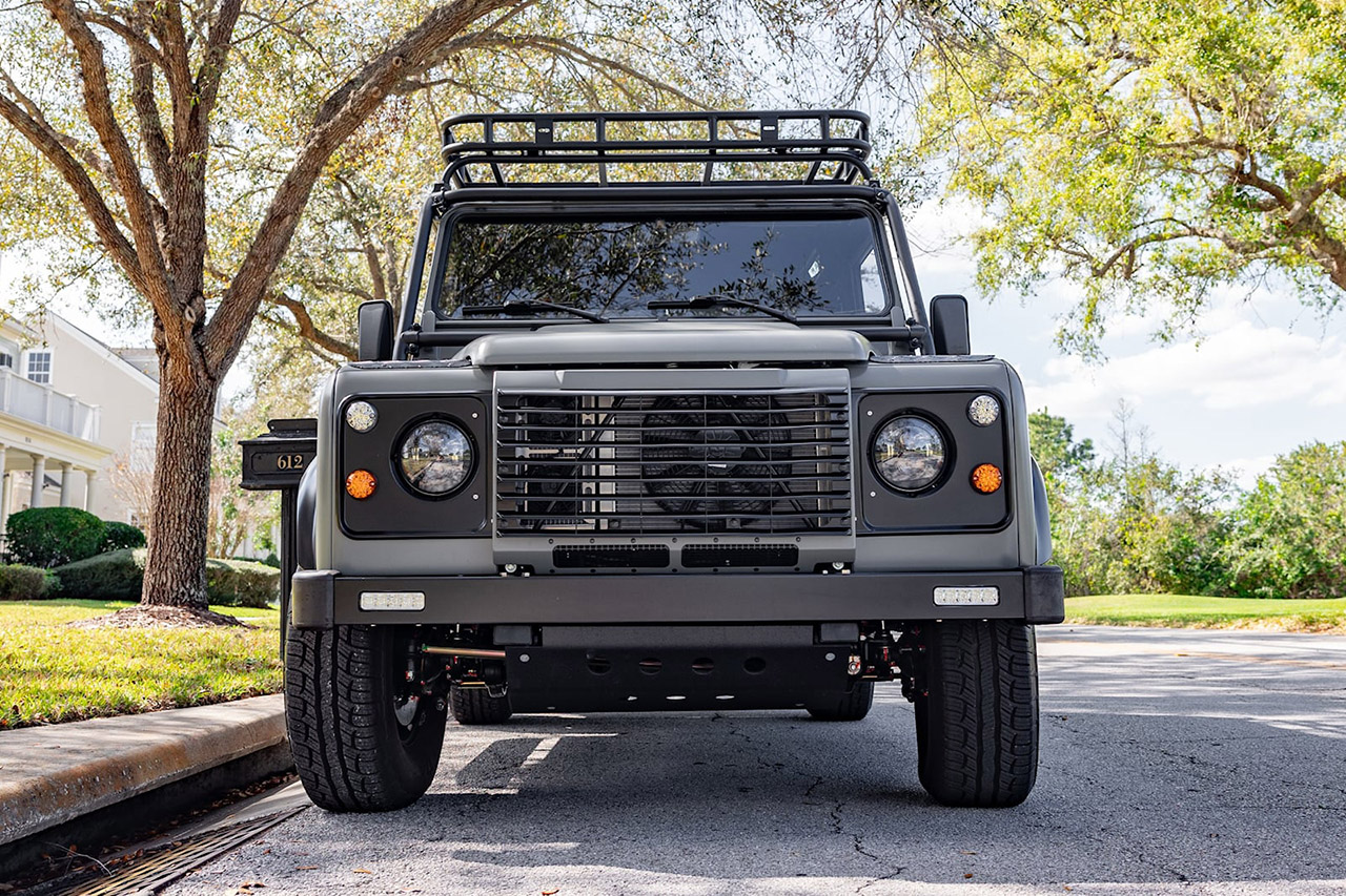 لاندروفر ديفندر 110 الكلاسيكية تحصل على محرك تيسلا الكهربائي! لاندروفر ديفندر 110