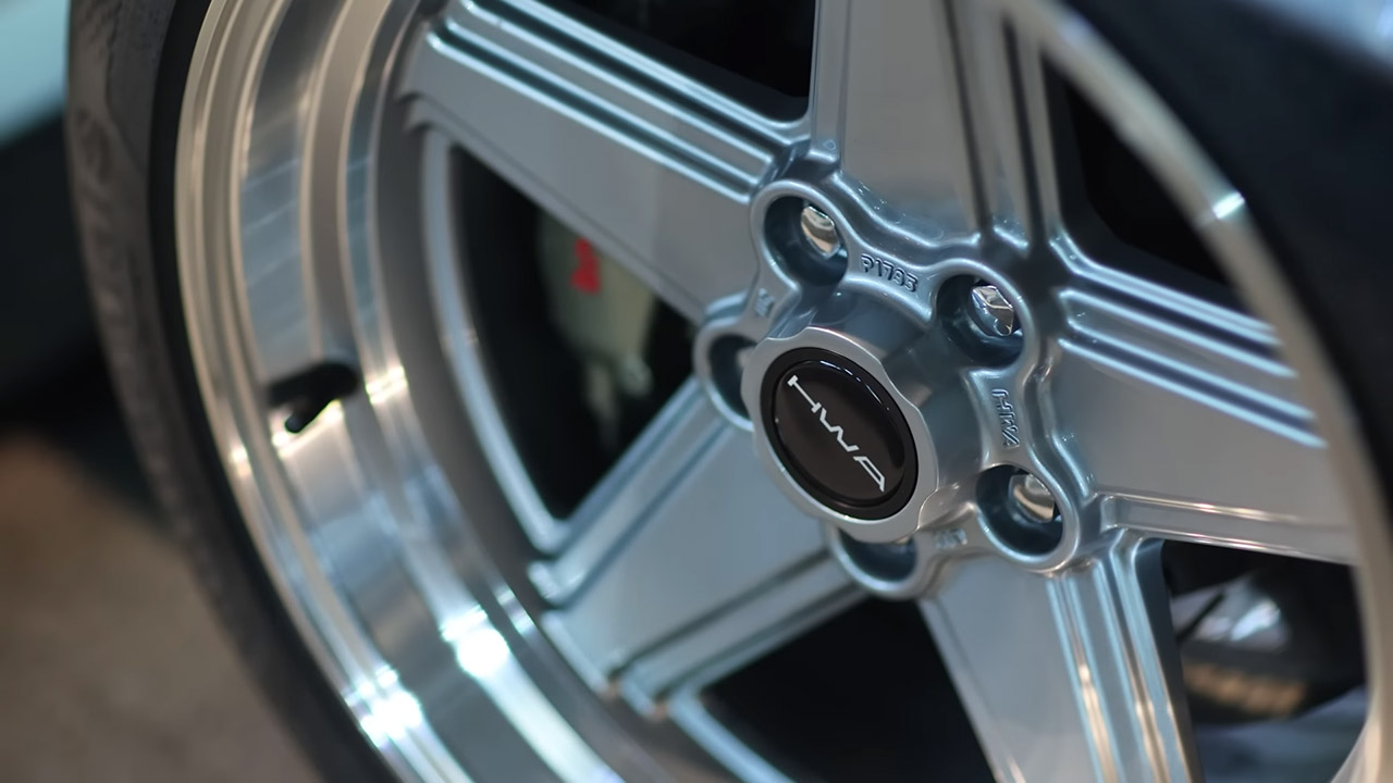 مرسيدس SLC450 موديل 1977 تحصل على محرك تويوتا ومكابح من فيراري! مرسيدس SLC450 موديل 1977