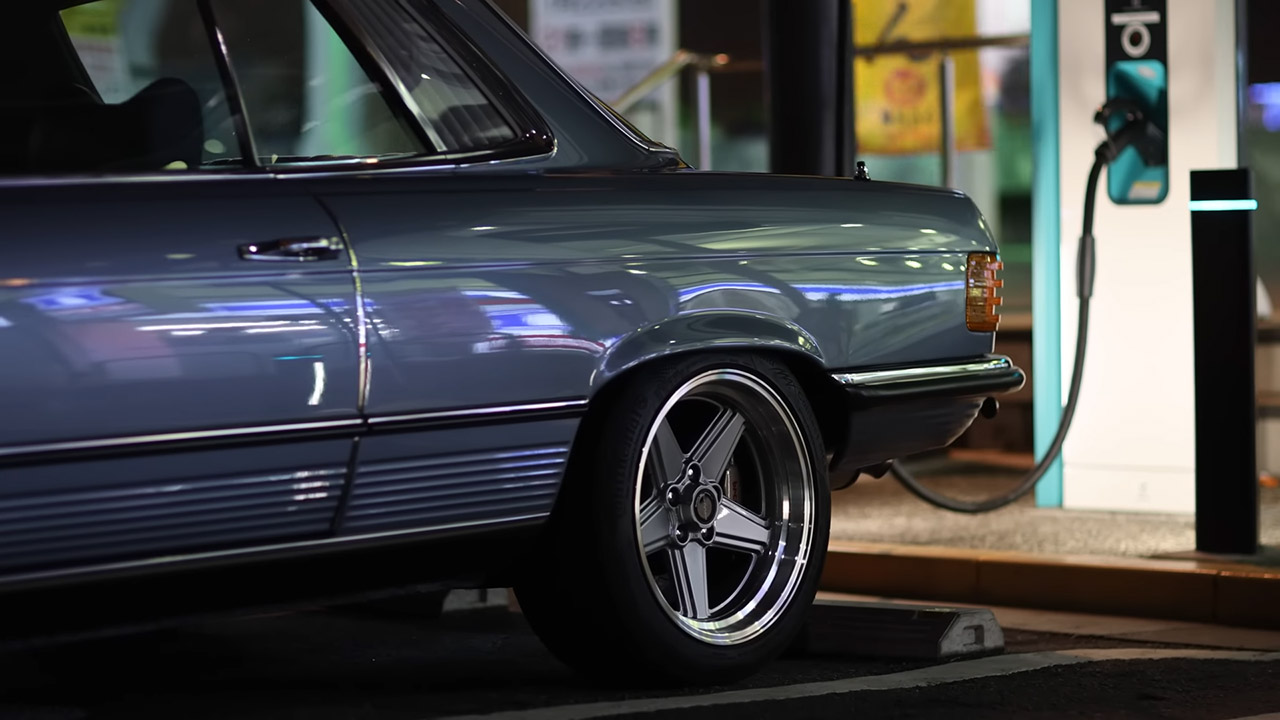 مرسيدس SLC450 موديل 1977 تحصل على محرك تويوتا ومكابح من فيراري! مرسيدس SLC450 موديل 1977