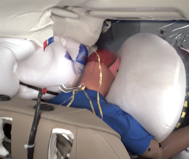 لكزس ES تحصل على أفضل جائزة للسلامة من معهد التأمين للسلامة على الطرق السريعة IIHS لكزس ES تحصل على أفضل جائزة للسلامة من معهد التأمين للسلامة على الطرق السريعة IIHS 4