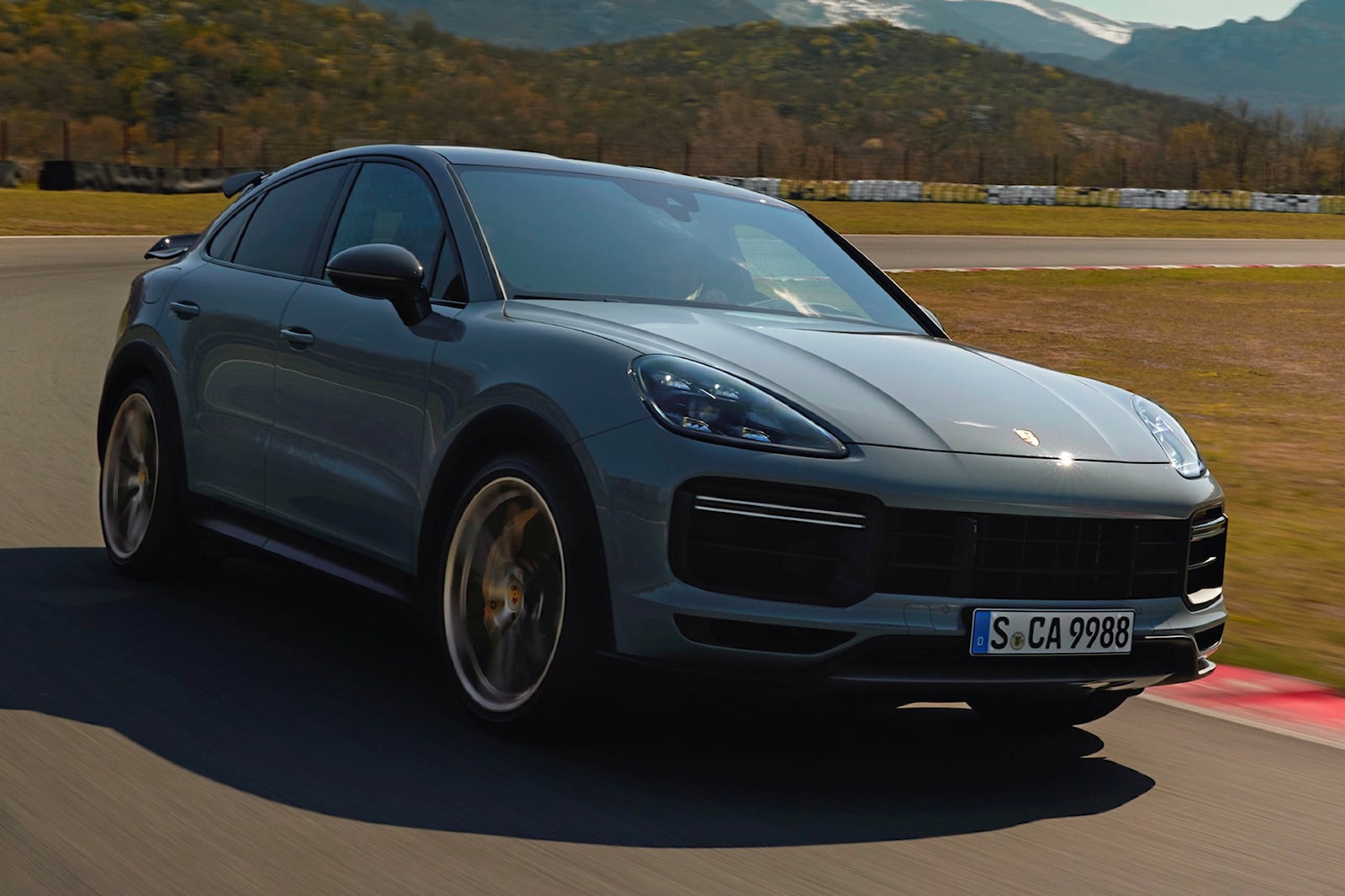 ما هي أسرع سيارة دفع رباعي في العالم لعام 2023؟ بورش كايين تربو جي تي