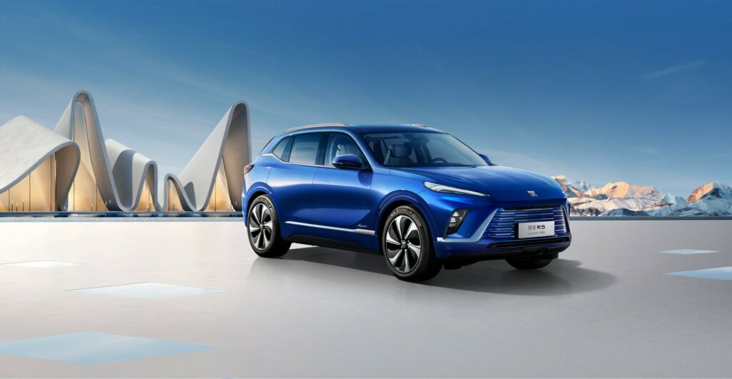 بويك الأمريكية تكشف الستار عن سيارة الكترا E5 الجديدة بتصميم رياضي وشاشة داخلية 30 إنش بويك الكترا E5