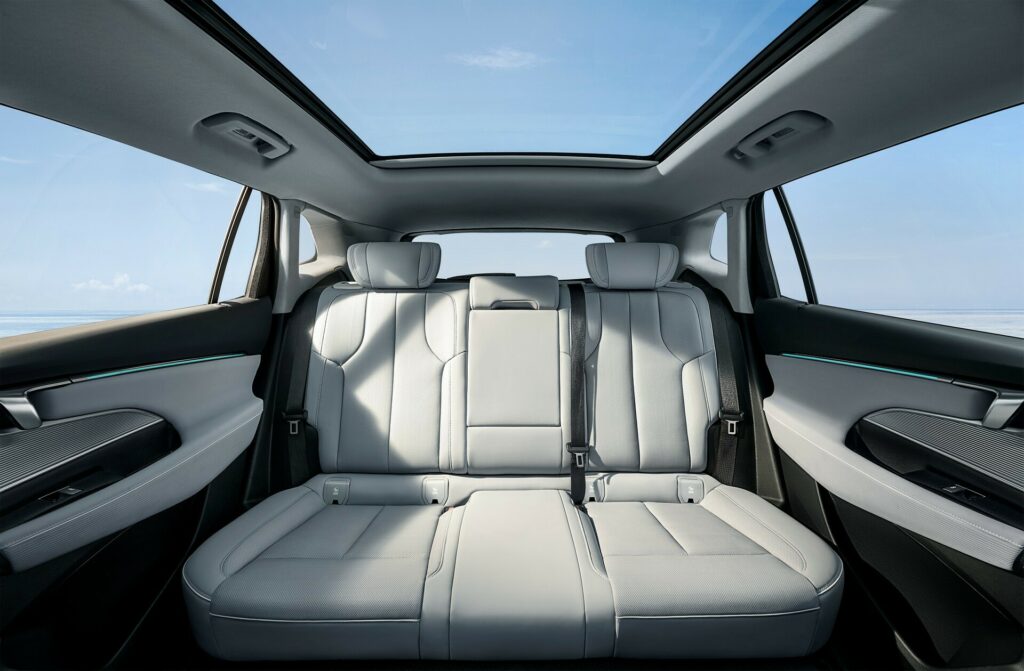 بويك الأمريكية تكشف الستار عن سيارة الكترا E5 الجديدة بتصميم رياضي وشاشة داخلية 30 إنش بويك الكترا E5