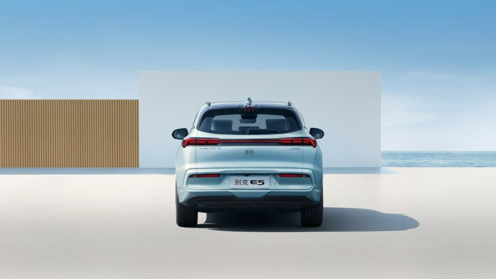 بويك الأمريكية تكشف الستار عن سيارة الكترا E5 الجديدة بتصميم رياضي وشاشة داخلية 30 إنش بويك الكترا E5