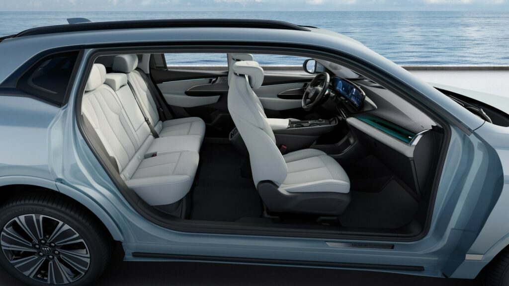 بويك الأمريكية تكشف الستار عن سيارة الكترا E5 الجديدة بتصميم رياضي وشاشة داخلية 30 إنش بويك الكترا E5