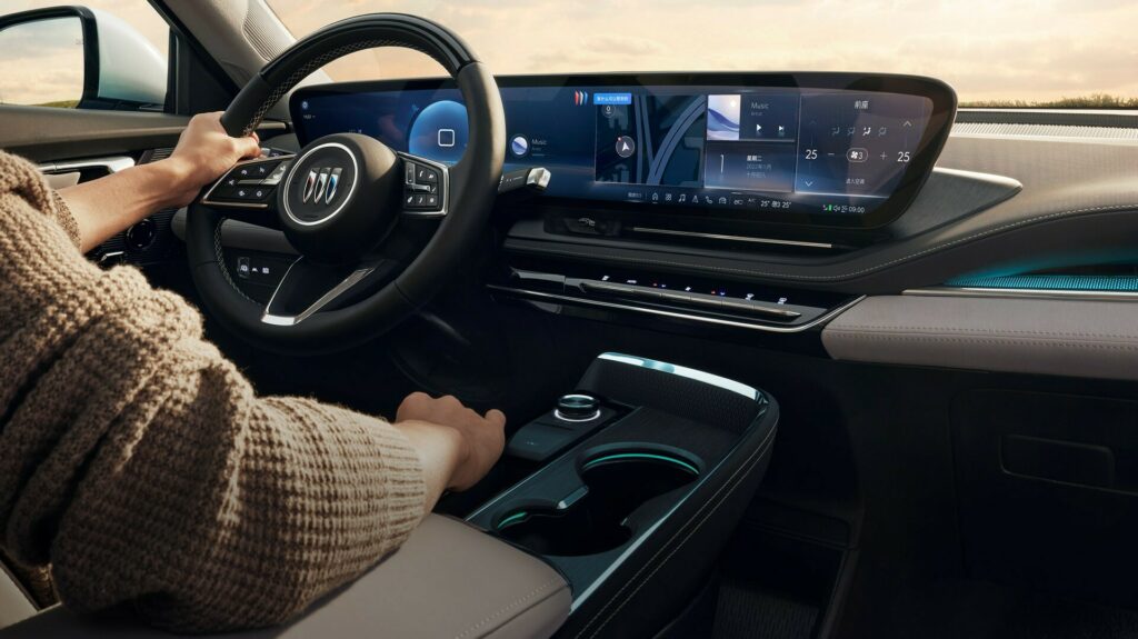 بويك الأمريكية تكشف الستار عن سيارة الكترا E5 الجديدة بتصميم رياضي وشاشة داخلية 30 إنش بويك الكترا E5