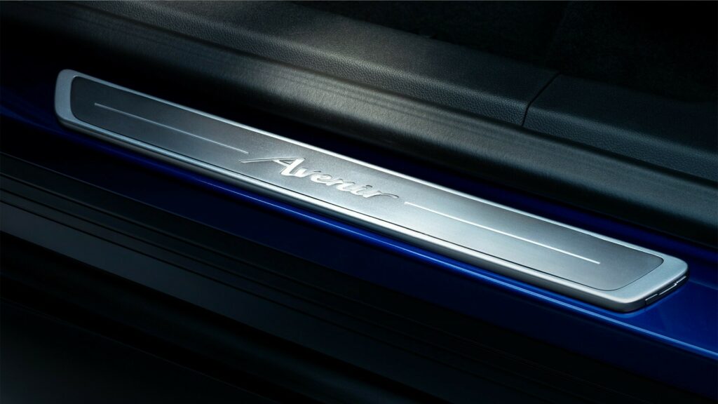 بويك الأمريكية تكشف الستار عن سيارة الكترا E5 الجديدة بتصميم رياضي وشاشة داخلية 30 إنش بويك الكترا E5