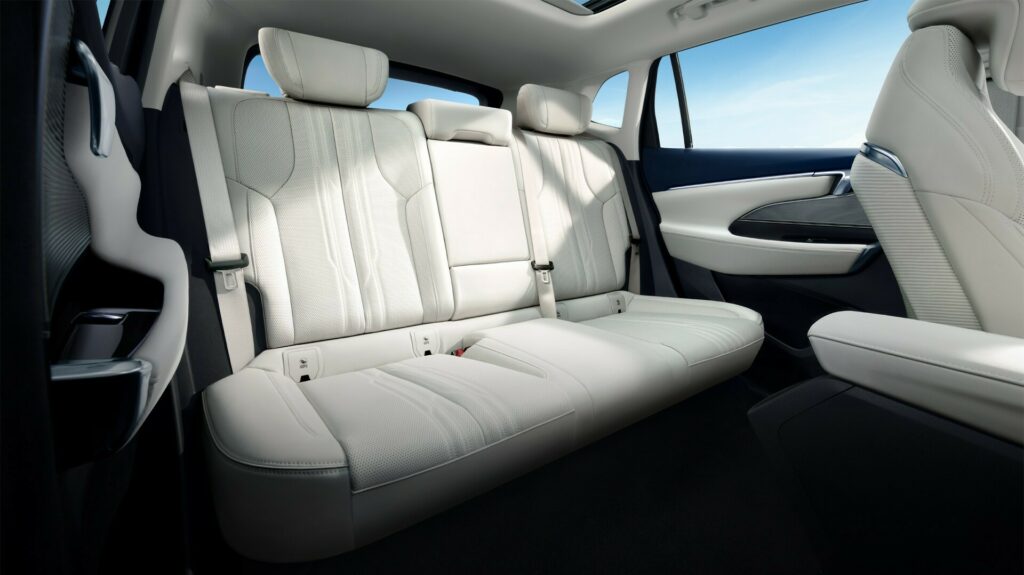 بويك الأمريكية تكشف الستار عن سيارة الكترا E5 الجديدة بتصميم رياضي وشاشة داخلية 30 إنش بويك الكترا E5