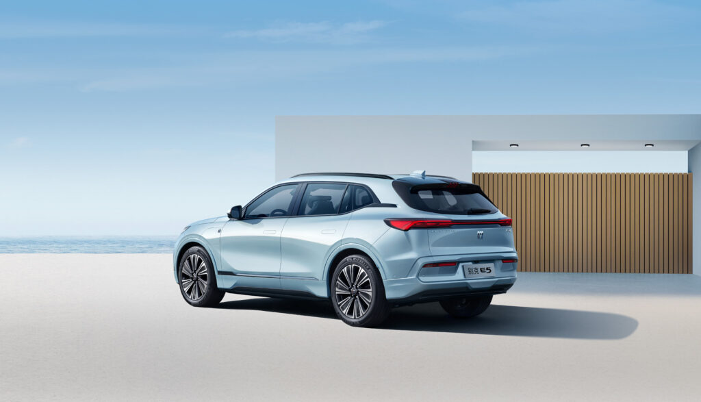 بويك الأمريكية تكشف الستار عن سيارة الكترا E5 الجديدة بتصميم رياضي وشاشة داخلية 30 إنش بويك الكترا E5