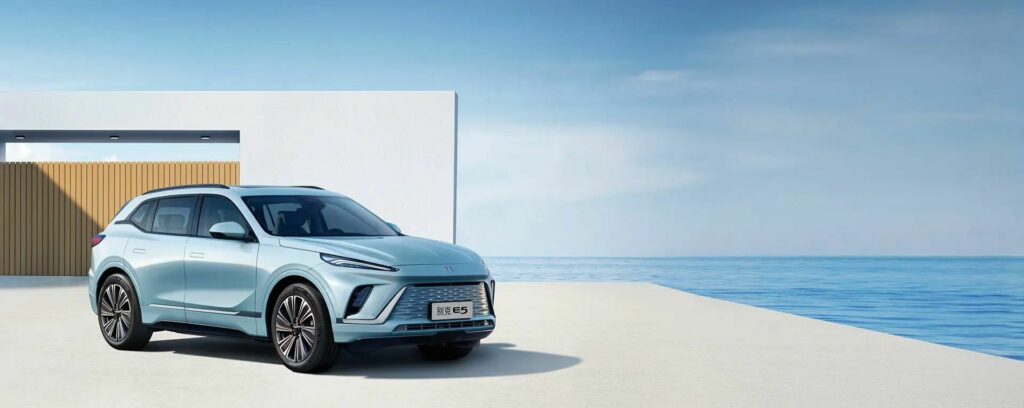 بويك الأمريكية تكشف الستار عن سيارة الكترا E5 الجديدة بتصميم رياضي وشاشة داخلية 30 إنش بويك الكترا E5