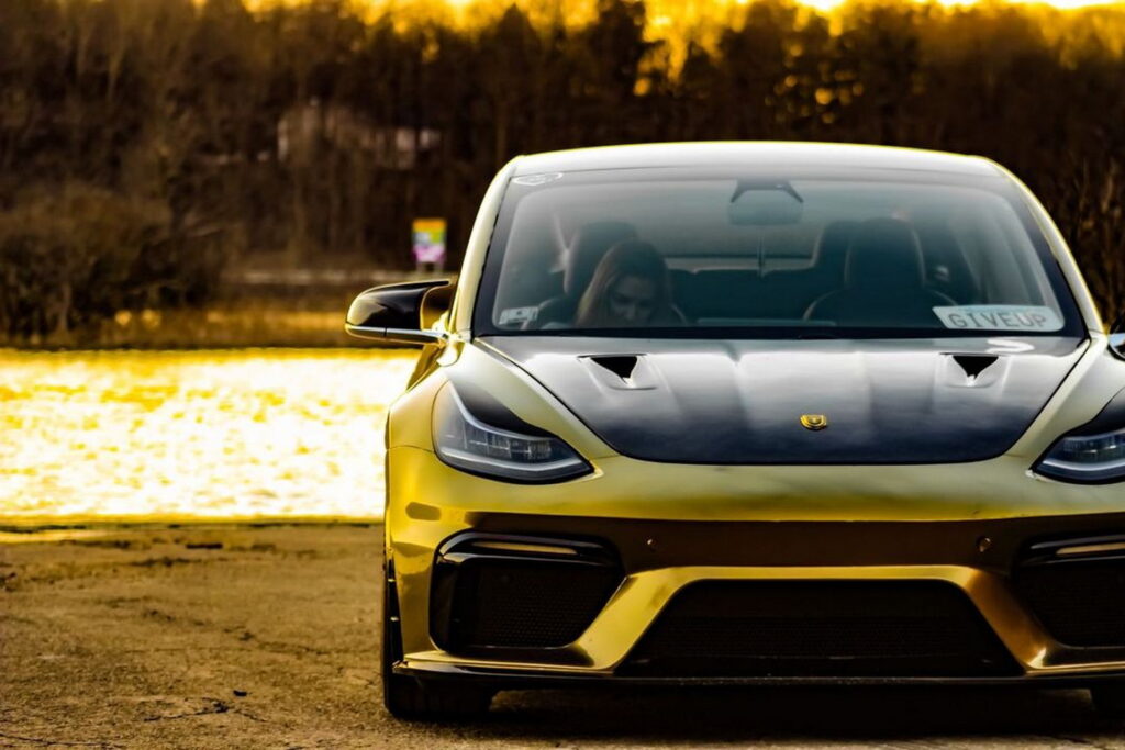 تيسلا موديل 3 تحصل على مقدمة رياضية من بورش مع قطع كربونية جذابة للخارجية تيسلا موديل 3 تحصل على مقدمة رياضية من بورش مع قطع كربونية جذابة للخارجية 2