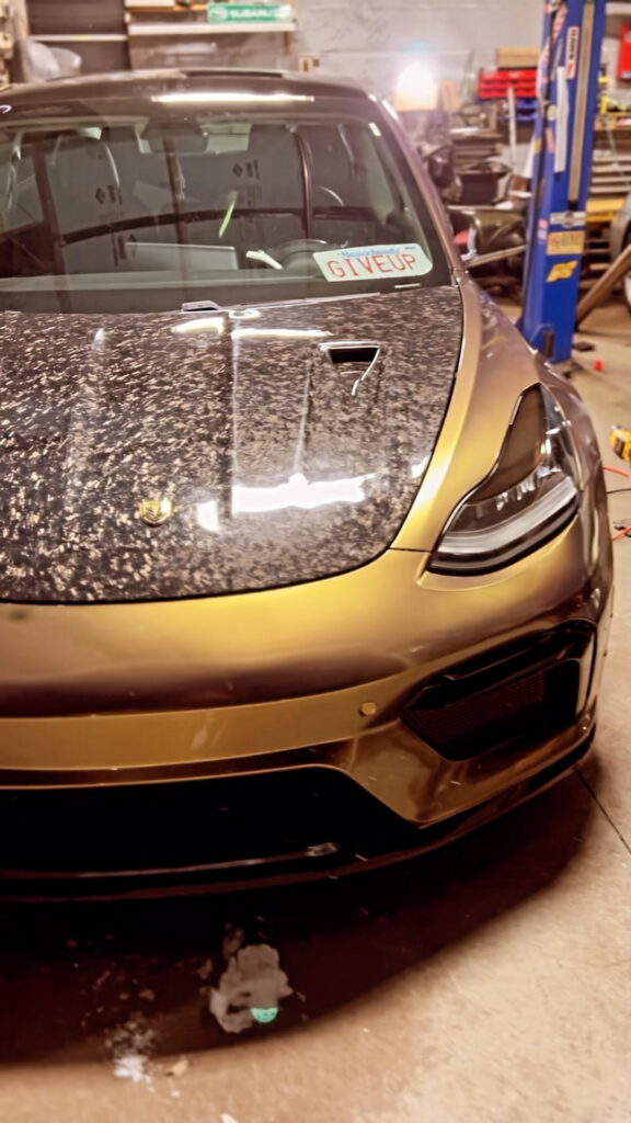 تيسلا موديل 3 تحصل على مقدمة رياضية من بورش مع قطع كربونية جذابة للخارجية تيسلا موديل 3 تحصل على مقدمة رياضية من بورش مع قطع كربونية جذابة للخارجية 3