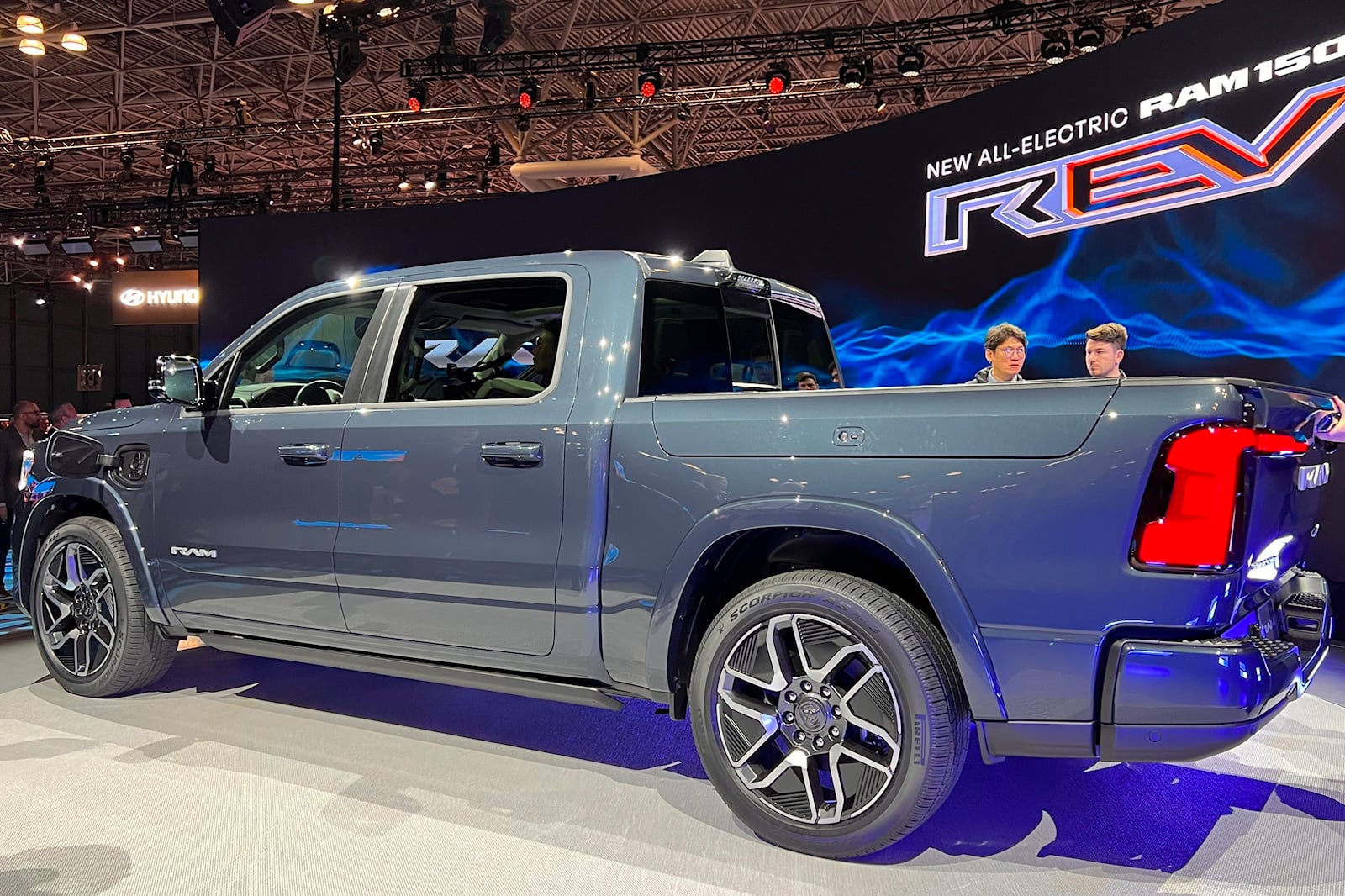 أبرز 8 سيارات جديدة في معرض نيويورك الدولي للسيارات 2023 رام Rev 1500 الكهربائية بالكامل