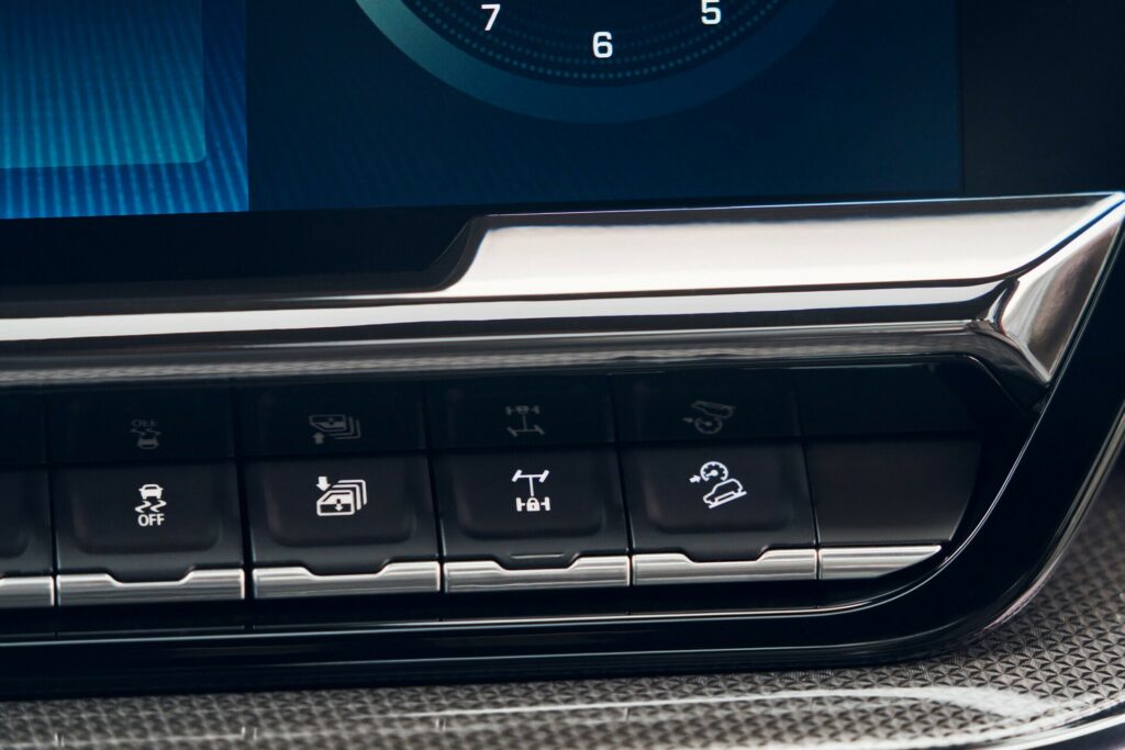 شيفروليه تكشف عن سيلفرادو HD ZR2 و ZR2 بايسون بتجهيزات فريدة للطرقات الوعرة شيفروليه تكشف عن سيلفرادو HD ZR2 و ZR2 بايسون بتجهيزات فريدة للطرقات الوعرة 12