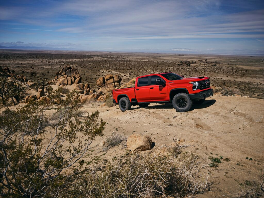 شيفروليه تكشف عن سيلفرادو HD ZR2 و ZR2 بايسون بتجهيزات فريدة للطرقات الوعرة شيفروليه تكشف عن سيلفرادو HD ZR2 و ZR2 بايسون بتجهيزات فريدة للطرقات الوعرة 17