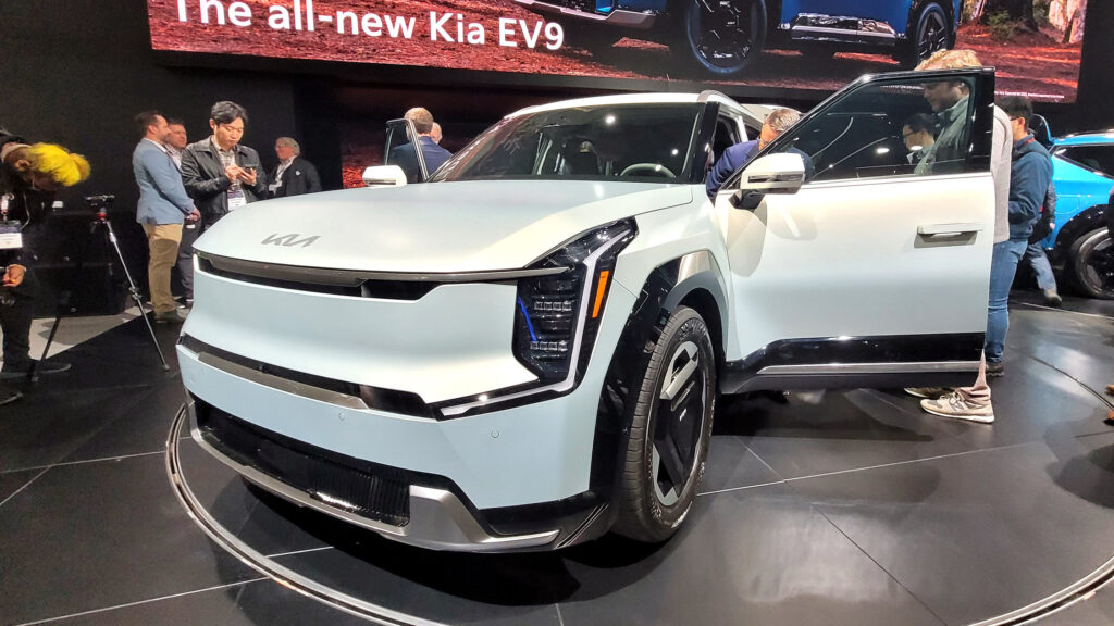 أبرز 8 سيارات جديدة في معرض نيويورك الدولي للسيارات 2023 كيا EV9 موديل 2024