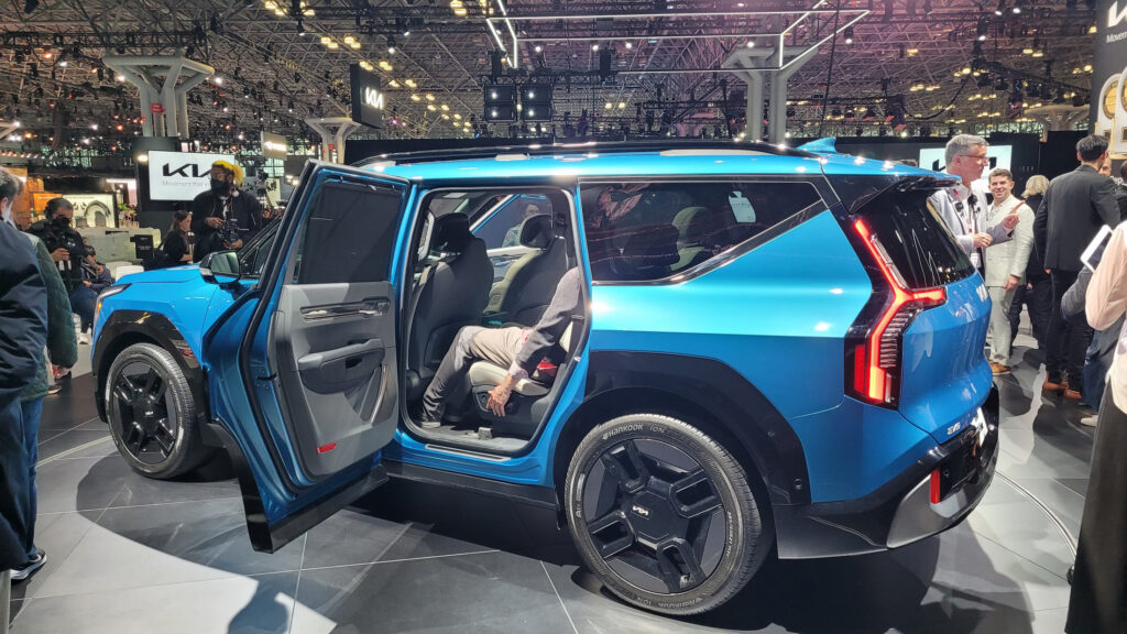 أبرز 8 سيارات جديدة في معرض نيويورك الدولي للسيارات 2023 كيا EV9 موديل 2024