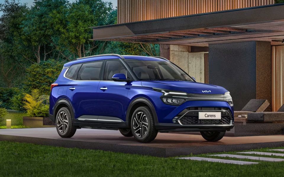 كيا كارينز 2023 بتجهيزات الفل كامل متوفرة مع خيارين للمحرك.. تعرف على أبرز مزايا الاس يو في الاقتصادي 9